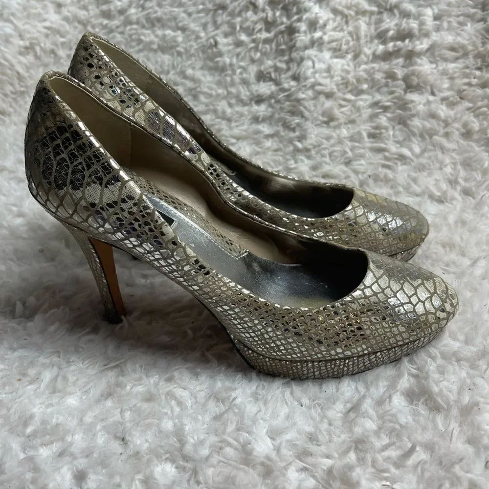 White House Black Market metallic silver Snowflake Snake Platform Heels SZ 9.5M